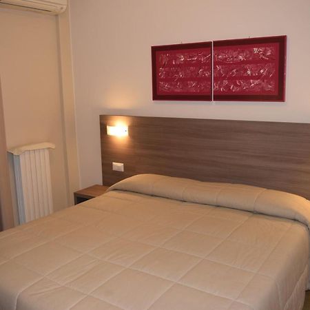 Hotel Pilotto 佩斯基耶拉德加达 外观 照片