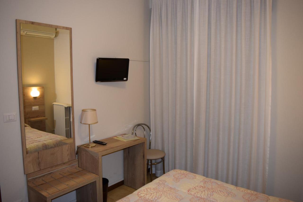 Hotel Pilotto 佩斯基耶拉德加达 外观 照片